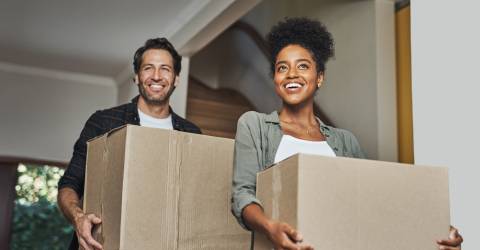 Een gelukkig stel verhuist naar hun nieuwe woning