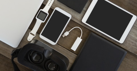 Verschillende electronische apparaten op een houten tafel